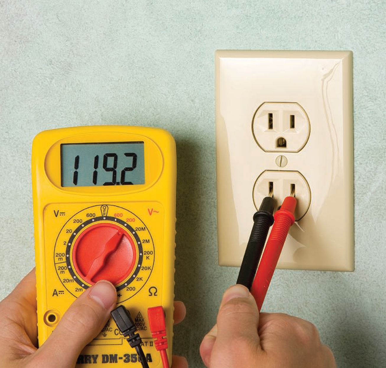 How Testing Outlet With Multimeter？